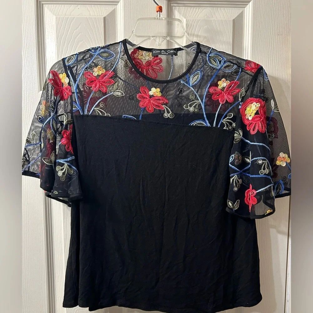 Kimโ& Cami black floral top size M